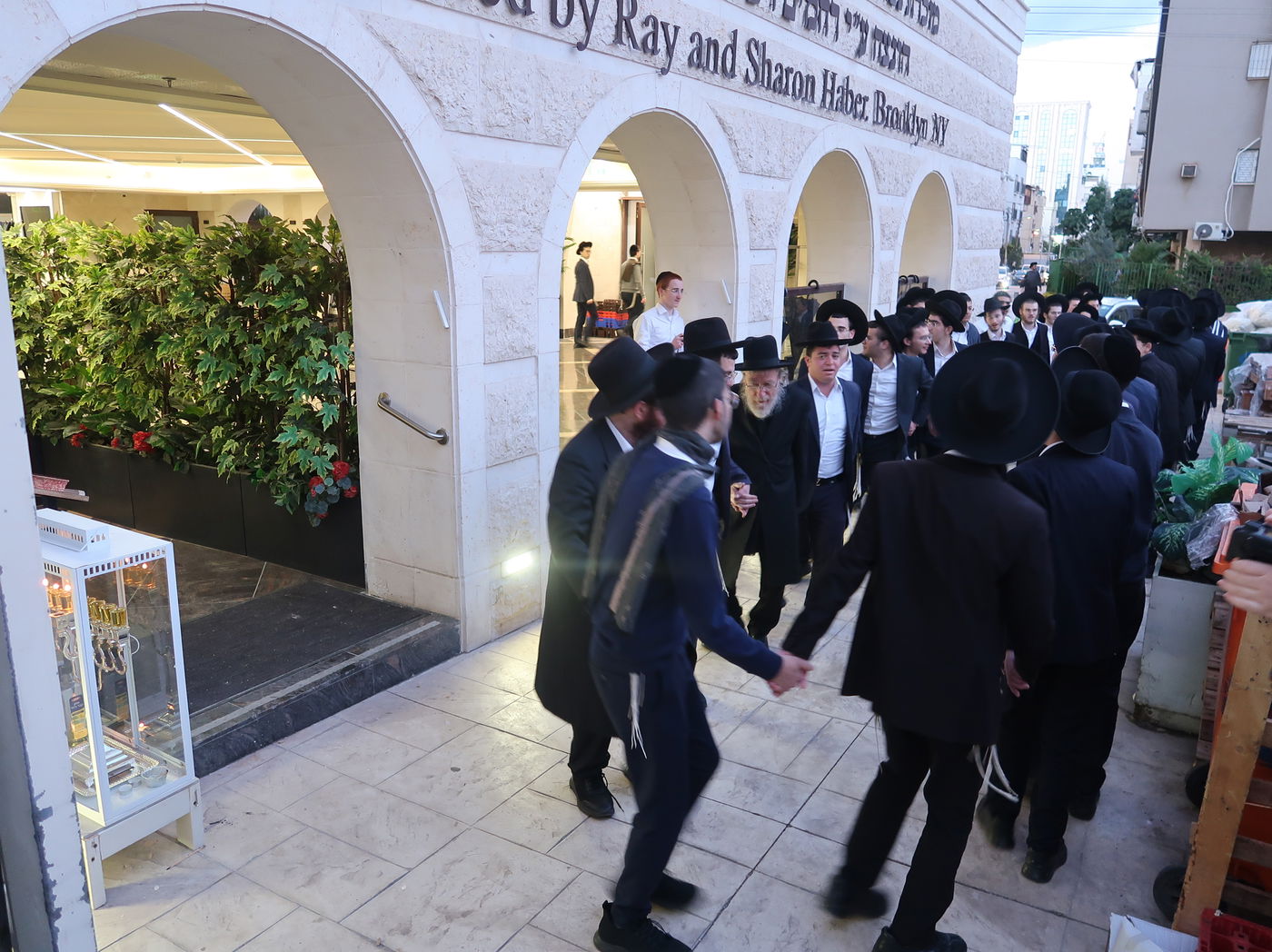 הגאון רבי ירחמיאל אונגרישר בהדלקת נרות חנוכה