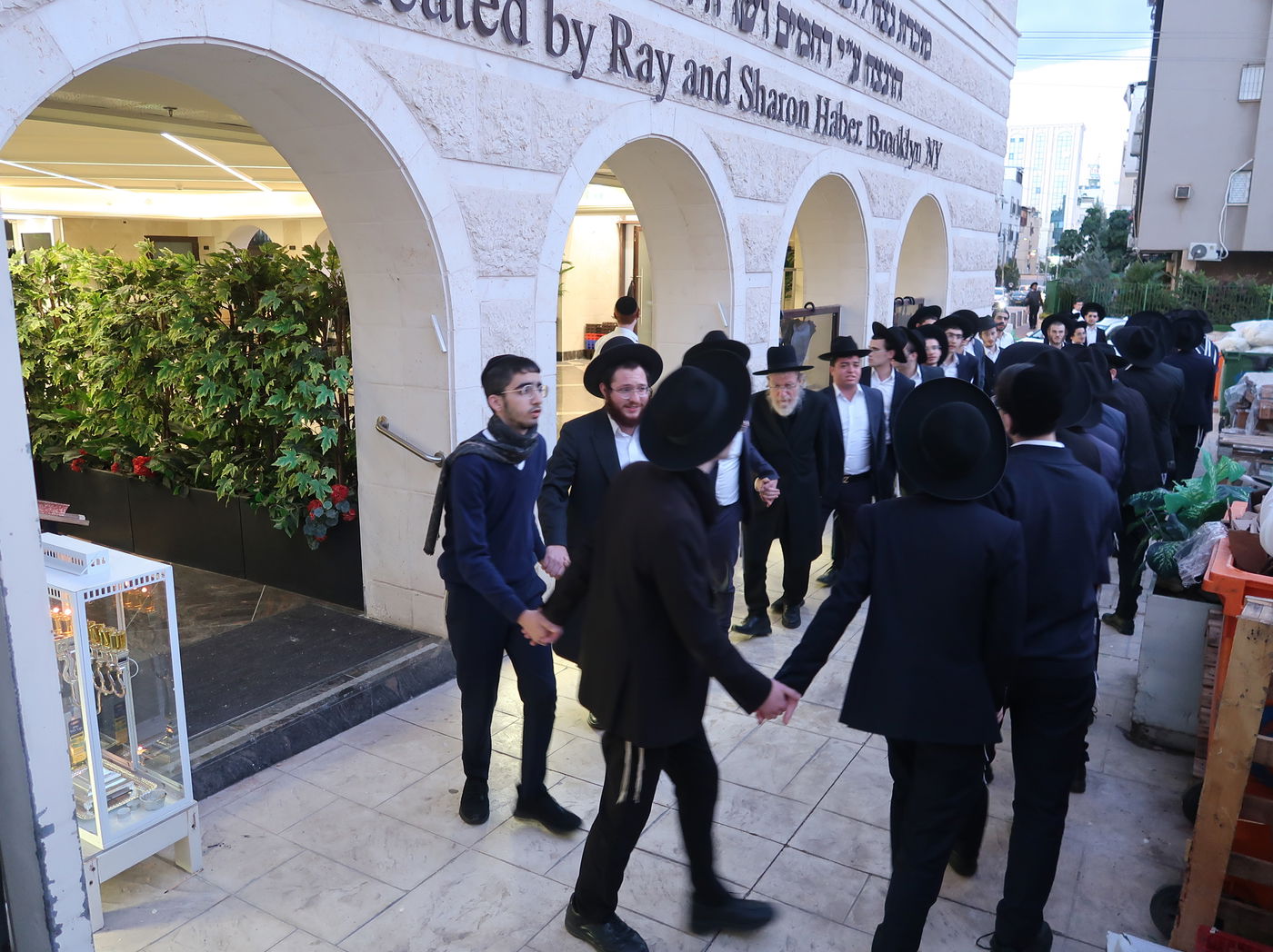 הגאון רבי ירחמיאל אונגרישר בהדלקת נרות חנוכה