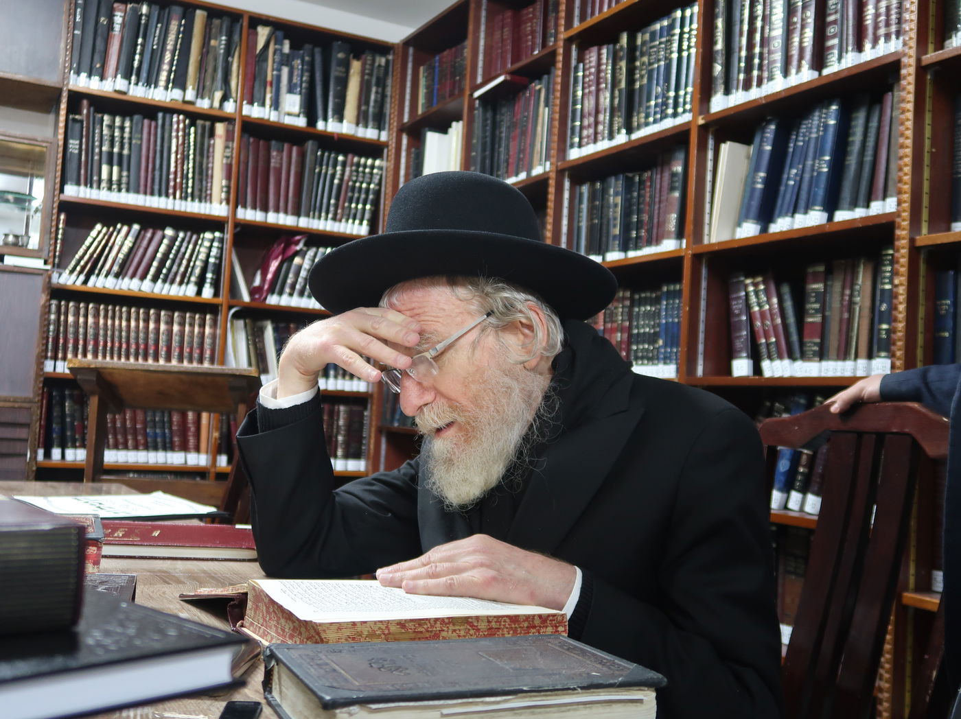 הגאון רבי ירחמיאל אונגרישר בהדלקת נרות חנוכה