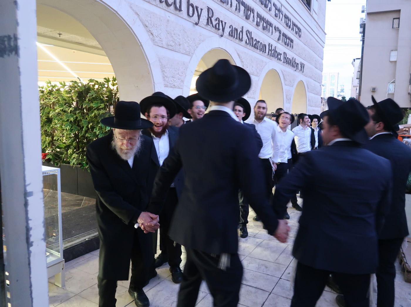 הגאון רבי ירחמיאל אונגרישר בהדלקת נרות חנוכה