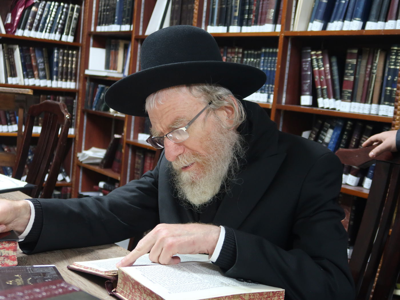 הגאון רבי ירחמיאל אונגרישר בהדלקת נרות חנוכה