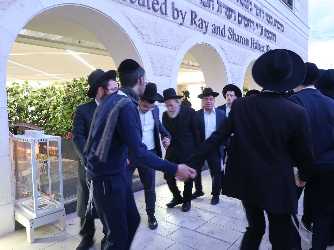 הגאון רבי ירחמיאל אונגרישר בהדלקת נרות חנוכה