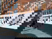 הרב חיים ברוין עם השלט הענק 'אין עוד מלבדו'