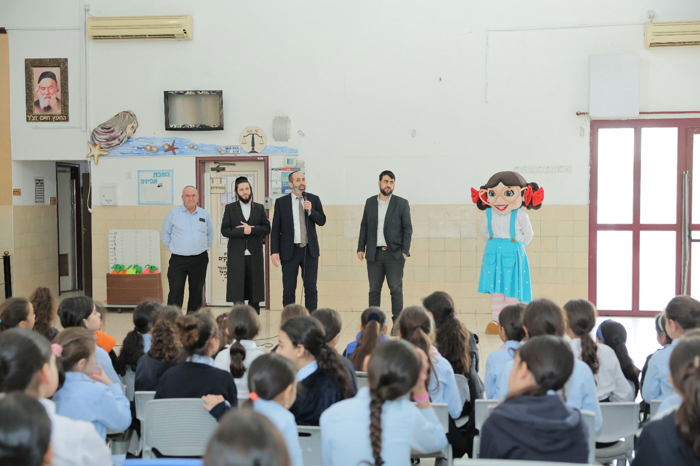 הסיור של הקייטנה בעיר אלעד, עם מנהל התוכנית פנחס קוביץ