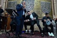 הפייטן אופיר סלומון עלה לטון גבוה והתמוטט באמצע הופעה | צפו