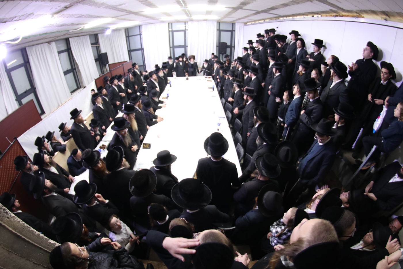 חנוכה בחצה"ק דינוב