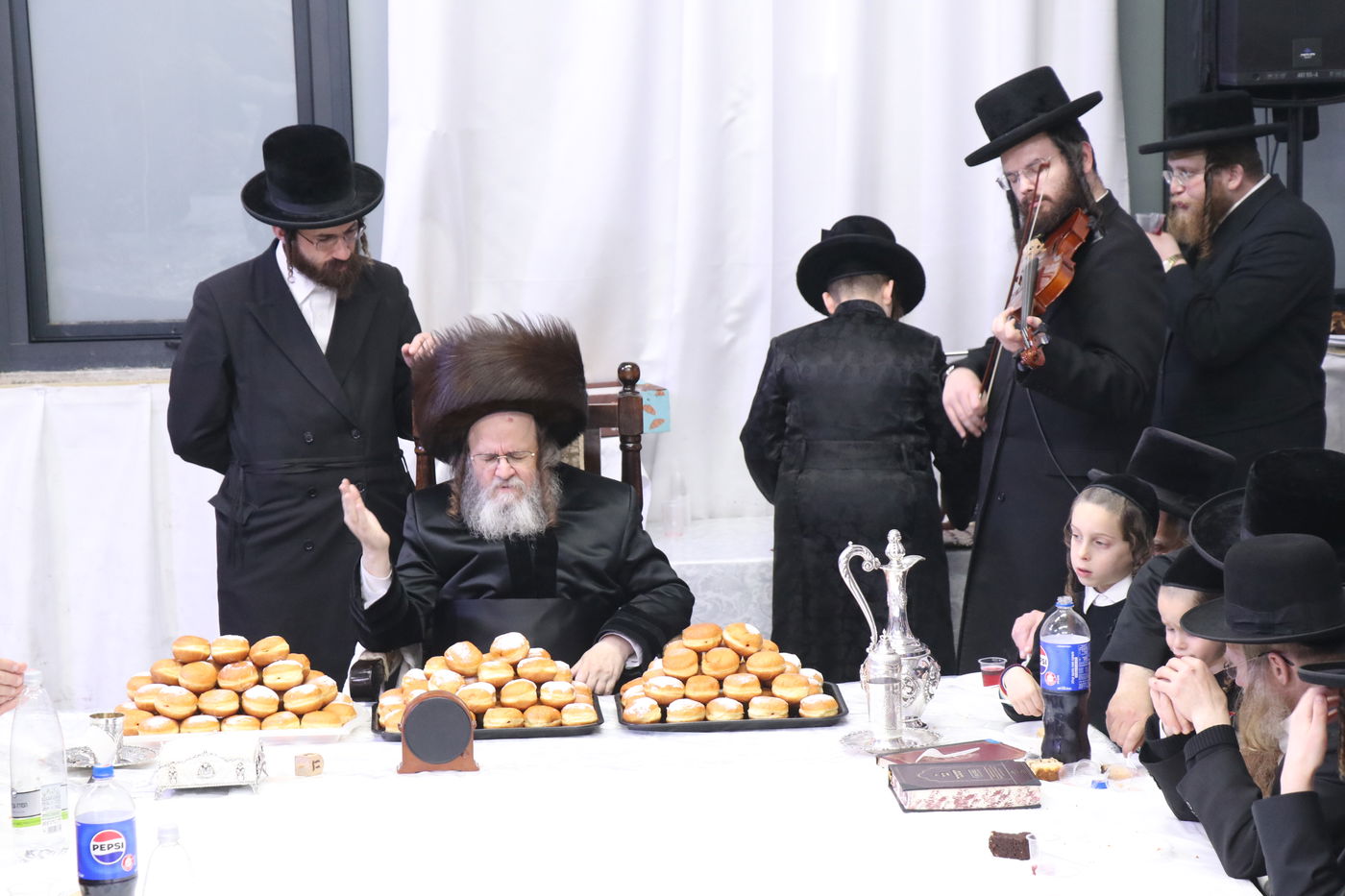 חנוכה בחצה"ק דינוב