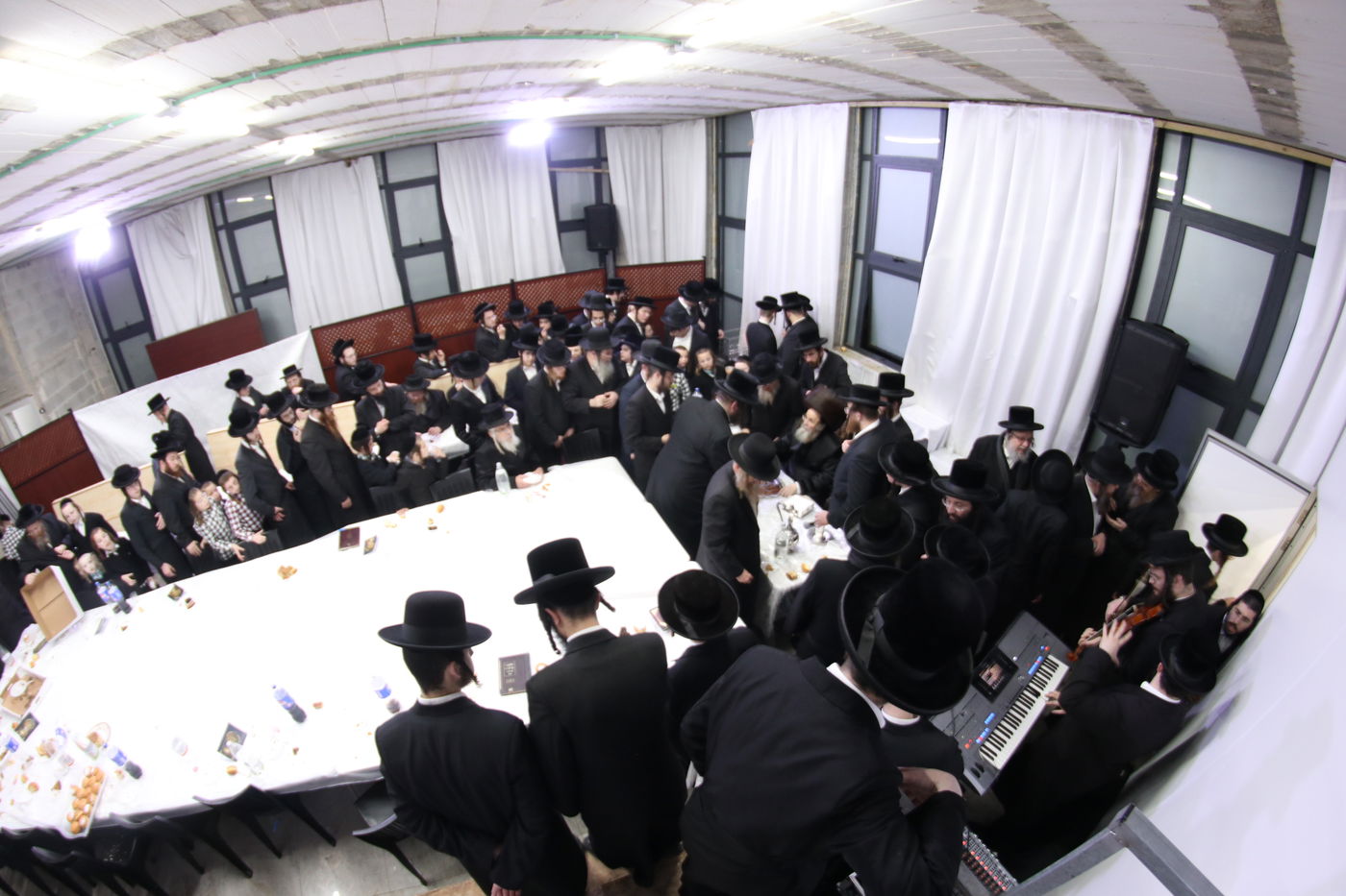 חנוכה בחצה"ק דינוב