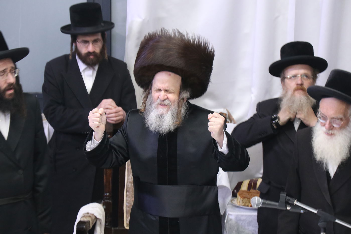 חנוכה בחצה"ק דינוב