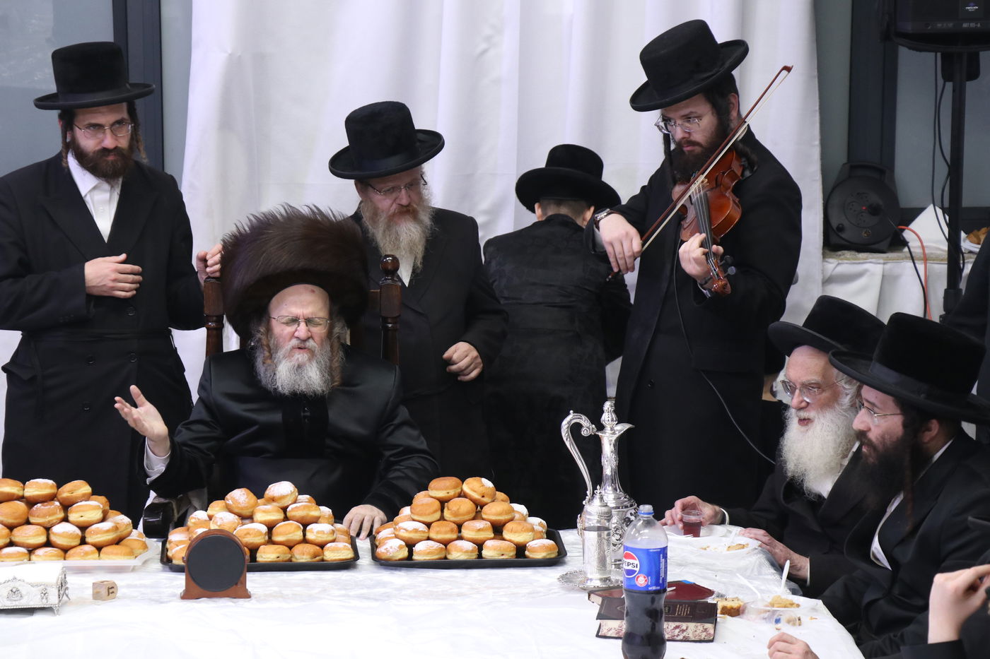 חנוכה בחצה"ק דינוב