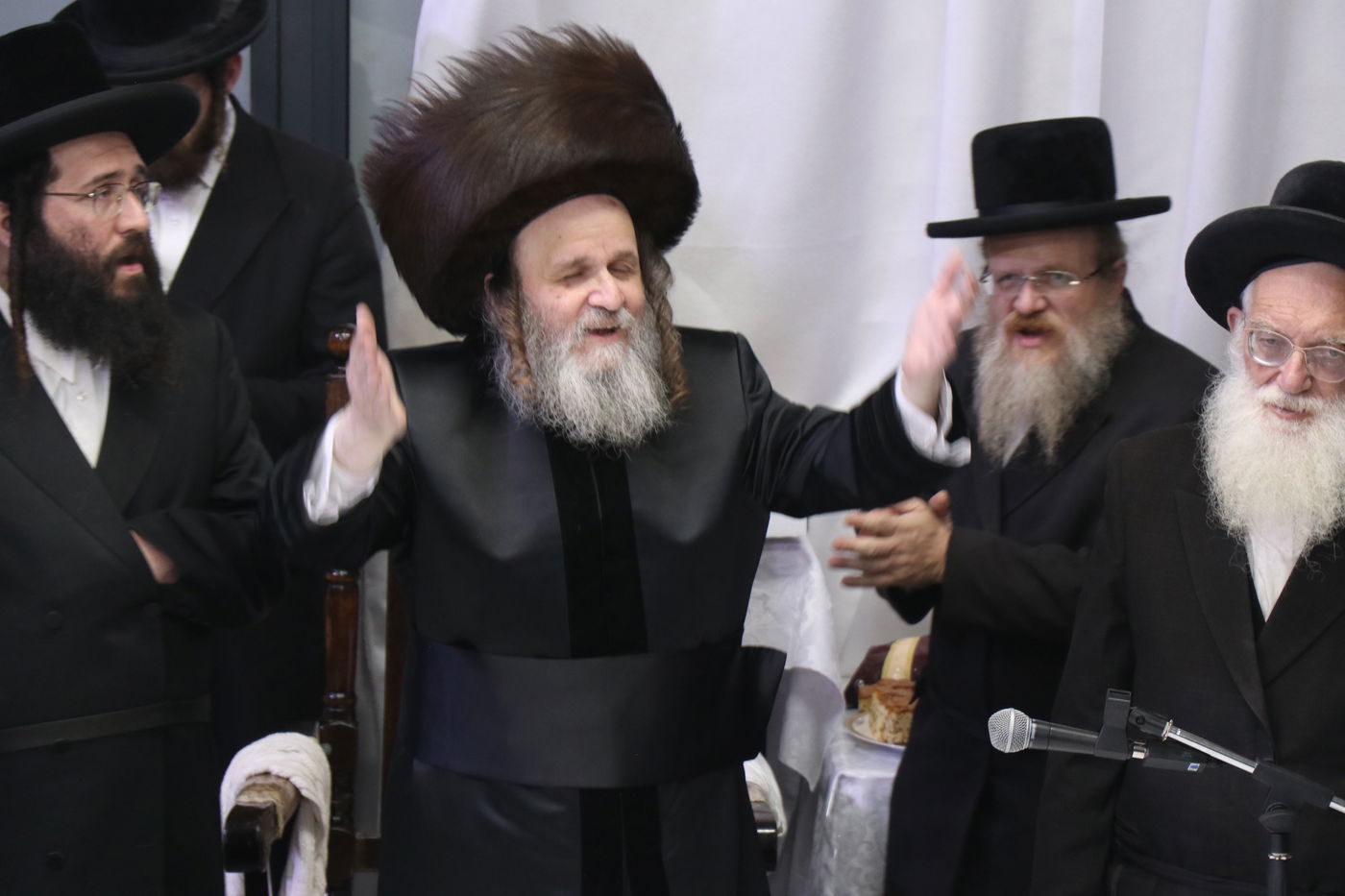 חנוכה בחצה"ק דינוב