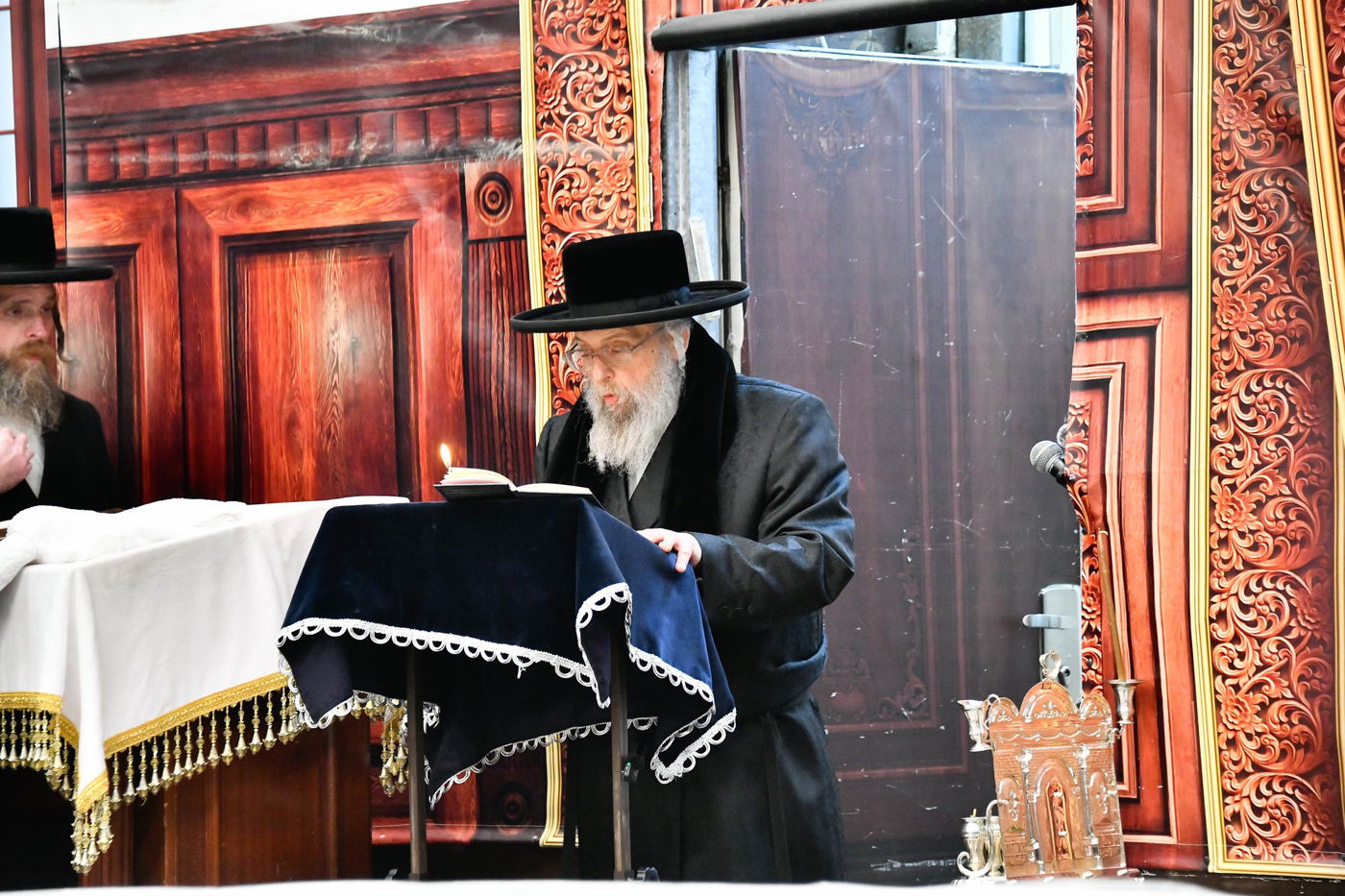 האדמו"ר מפינסק קרלין בהדלקת נרות חנוכה