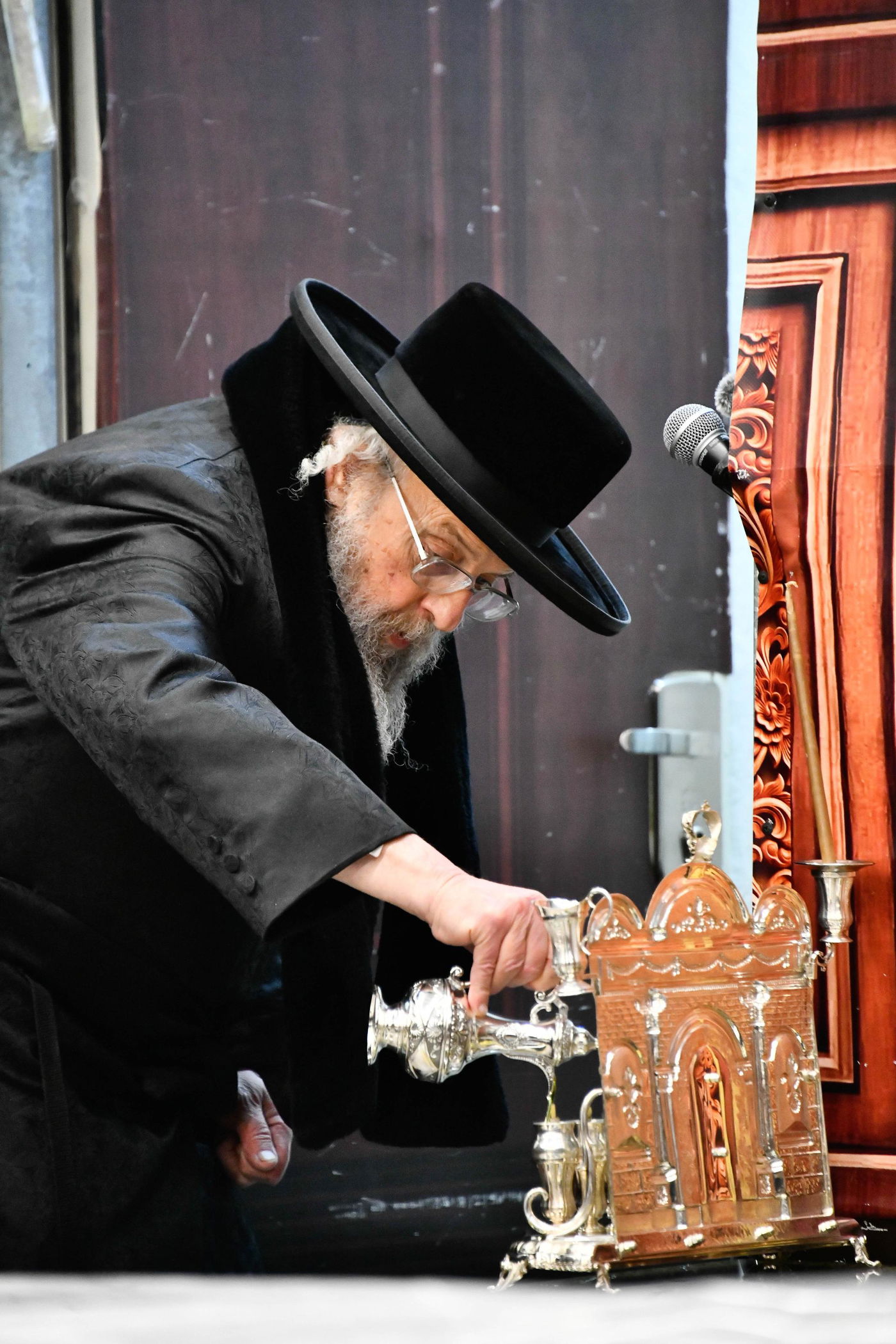 האדמו"ר מפינסק קרלין בהדלקת נרות חנוכה