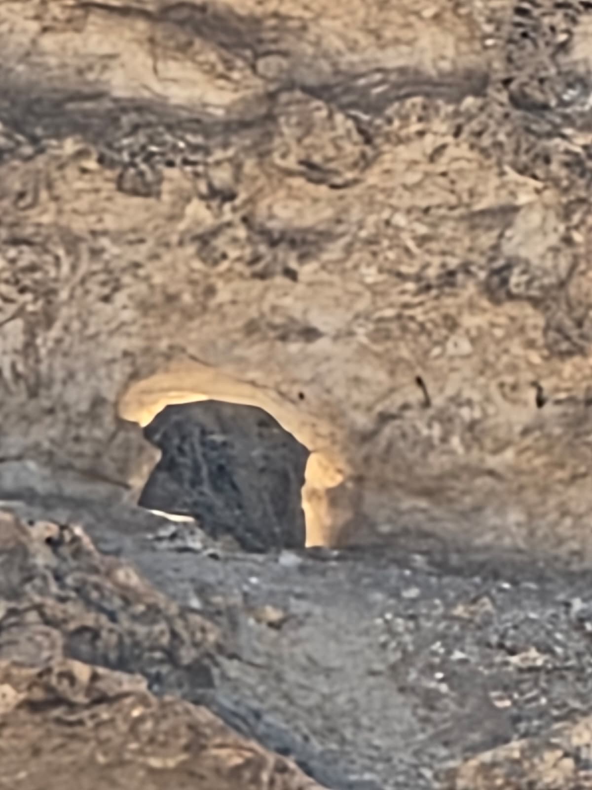 הסלע המואר באור השמש בהר כרכום