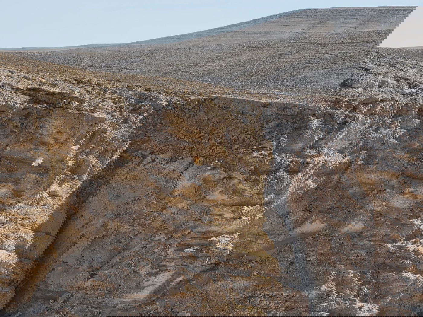 הסלע המואר באור השמש בהר כרכום