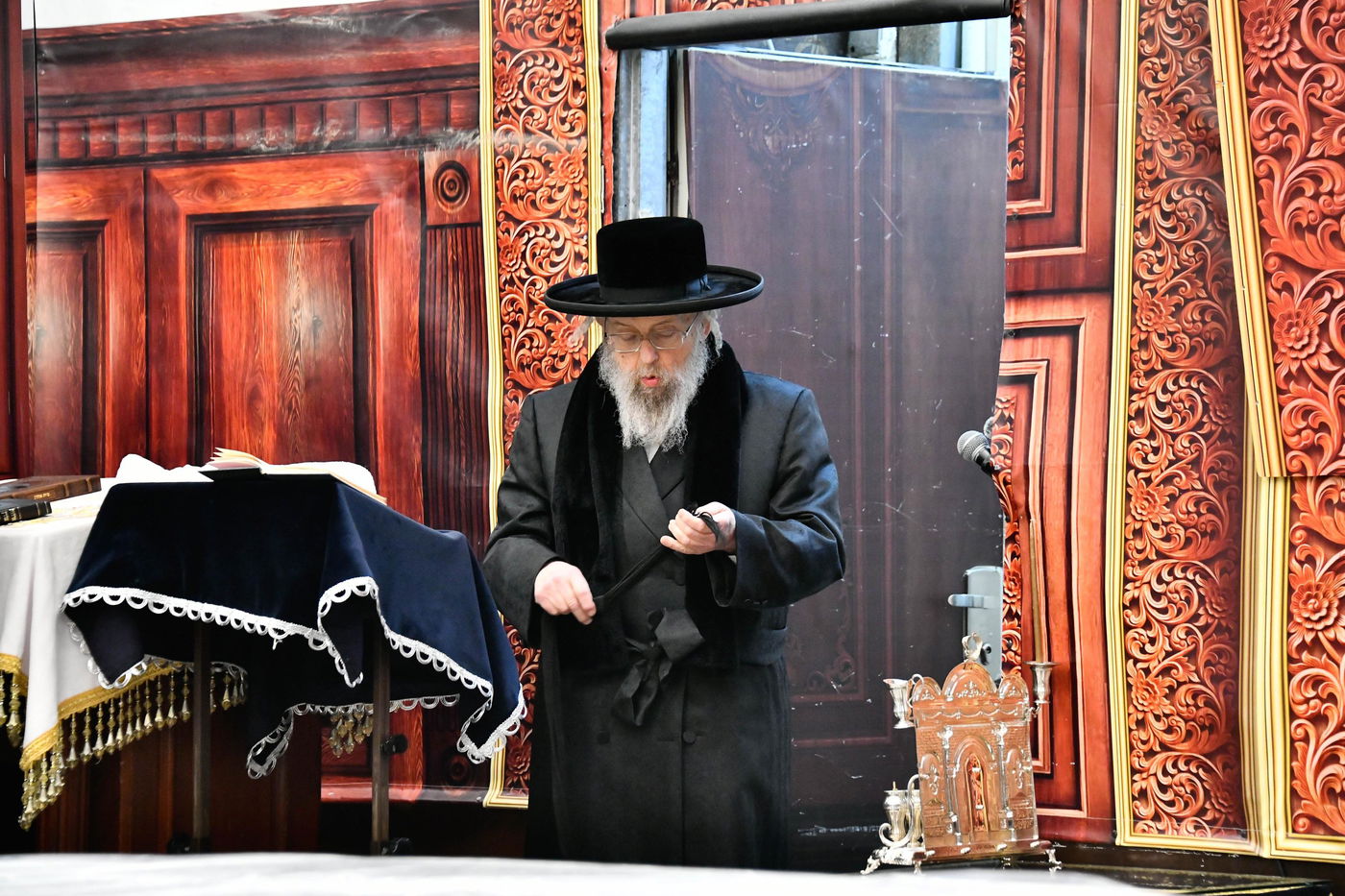 האדמו"ר מפינסק קרלין בהדלקת נרות חנוכה