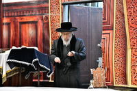 האדמו"ר מפינסק קרלין בהדלקת נרות חנוכה