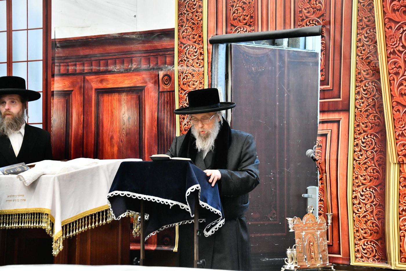 האדמו"ר מפינסק קרלין בהדלקת נרות חנוכה