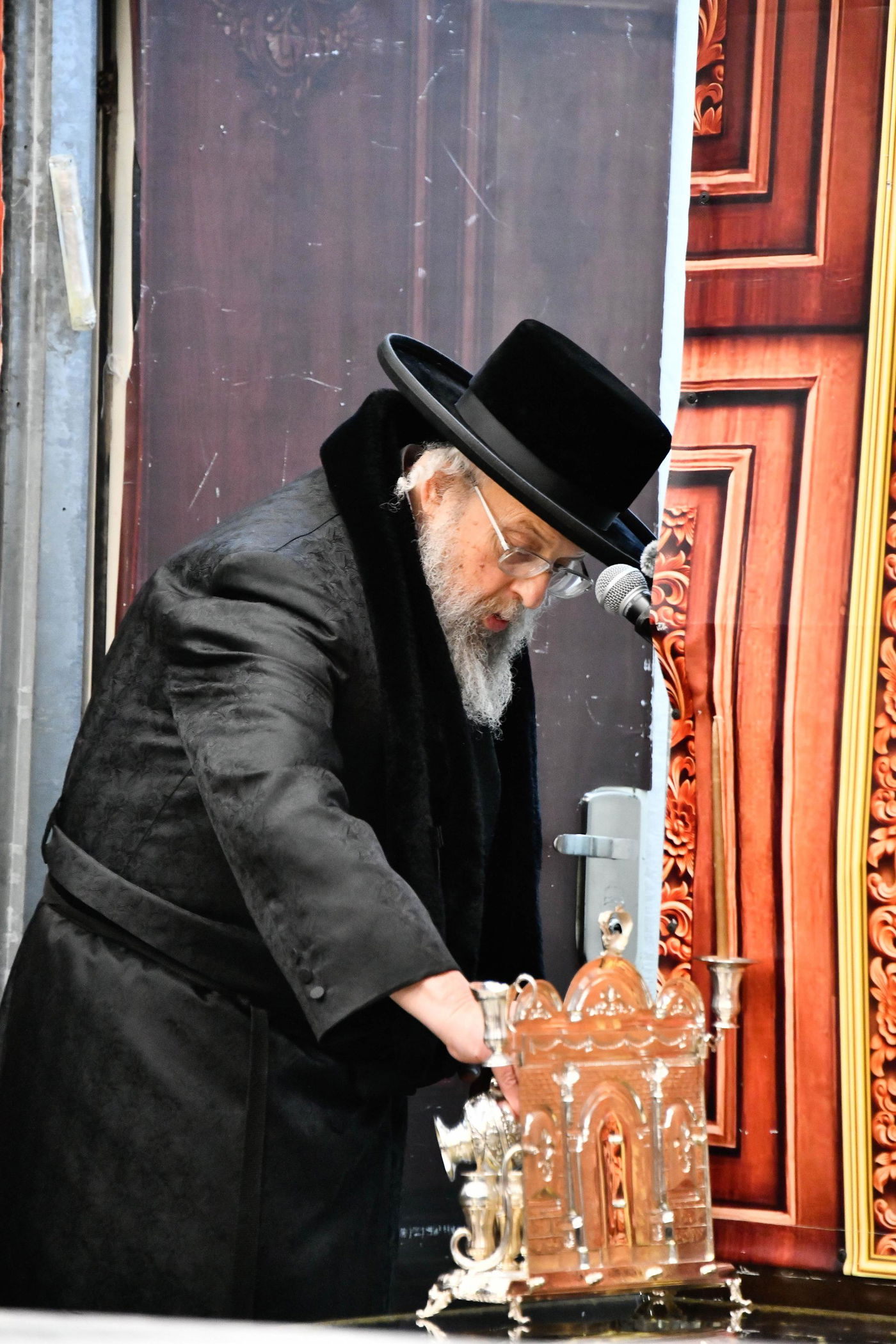 האדמו"ר מפינסק קרלין בהדלקת נרות חנוכה