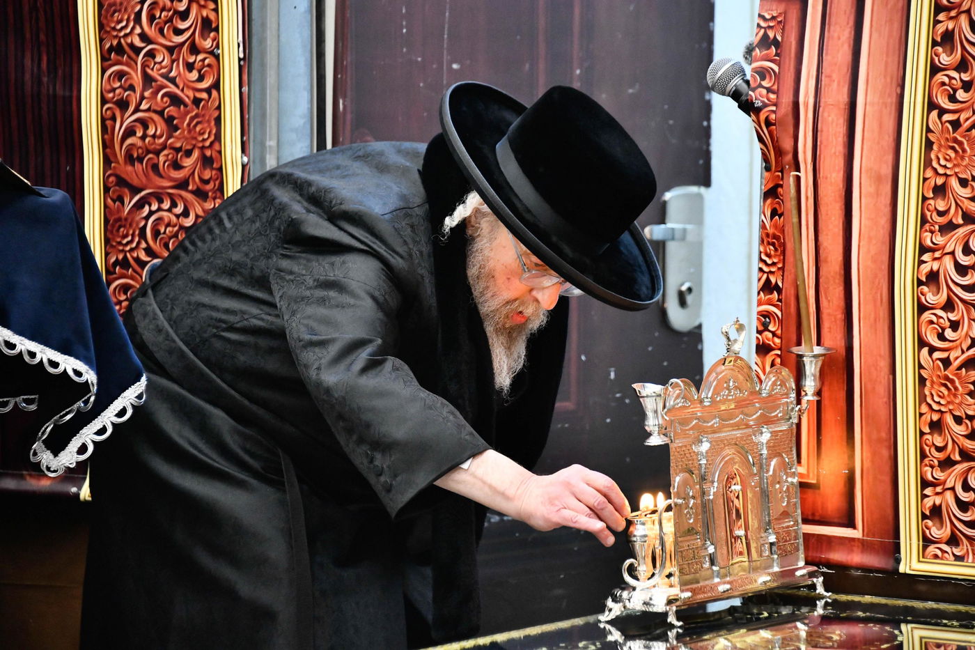 האדמו"ר מפינסק קרלין בהדלקת נרות חנוכה