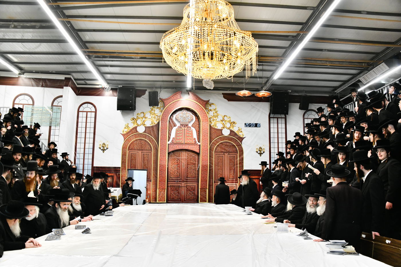 האדמו"ר מפינסק קרלין בהדלקת נרות חנוכה