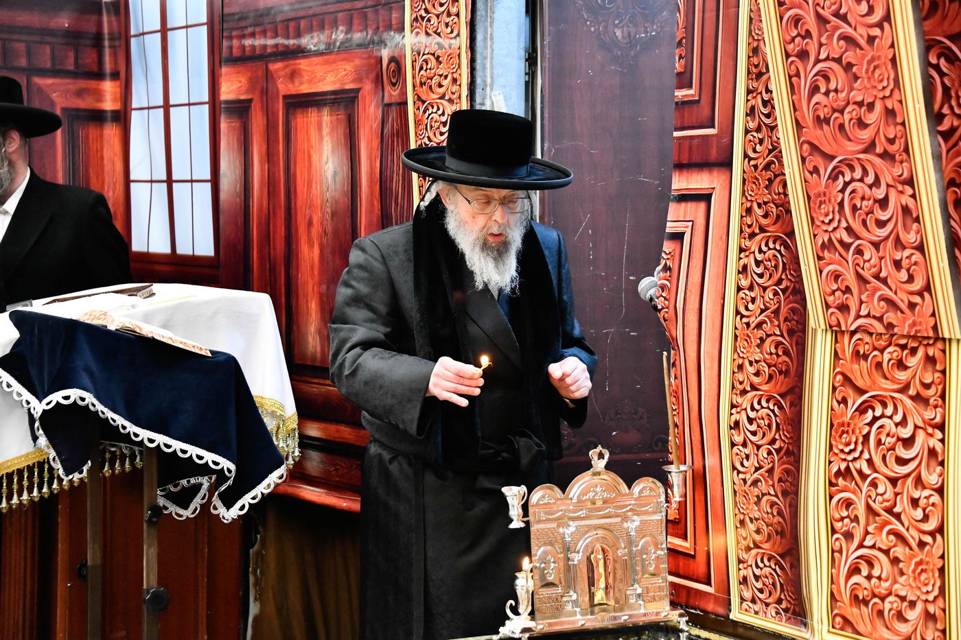 האדמו"ר מפינסק קרלין בהדלקת נרות חנוכה