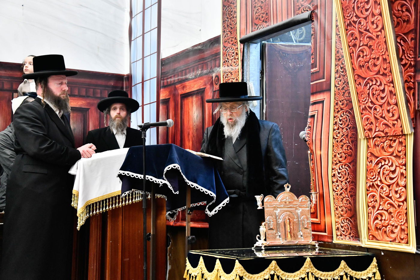 האדמו"ר מפינסק קרלין בהדלקת נרות חנוכה