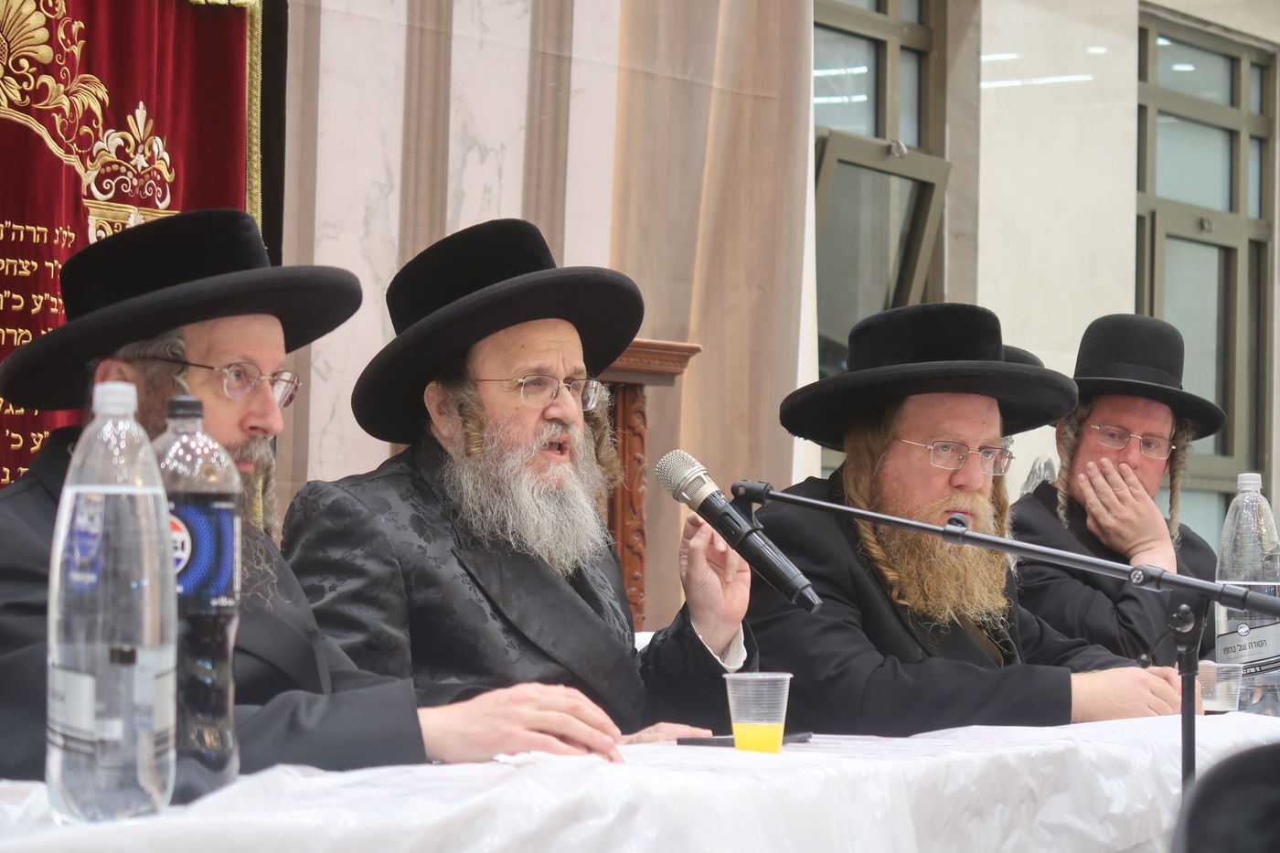 האדמו"ר מדינוב בביקור במוסדות סאטמר