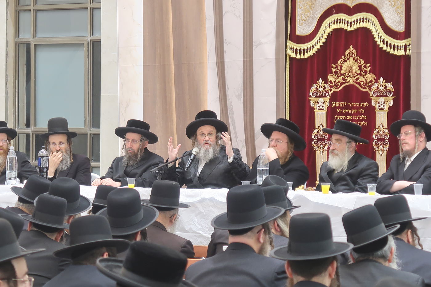 האדמו"ר מדינוב בביקור במוסדות סאטמר