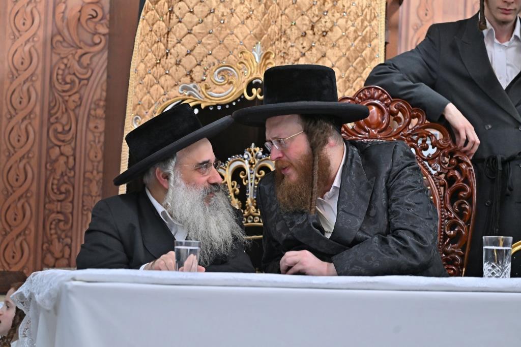 חנוכה בחצר הקודש ספינקא בית שמש