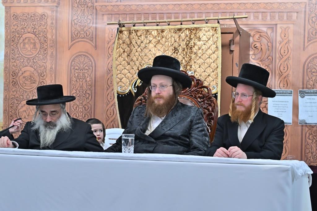 חנוכה בחצר הקודש ספינקא בית שמש