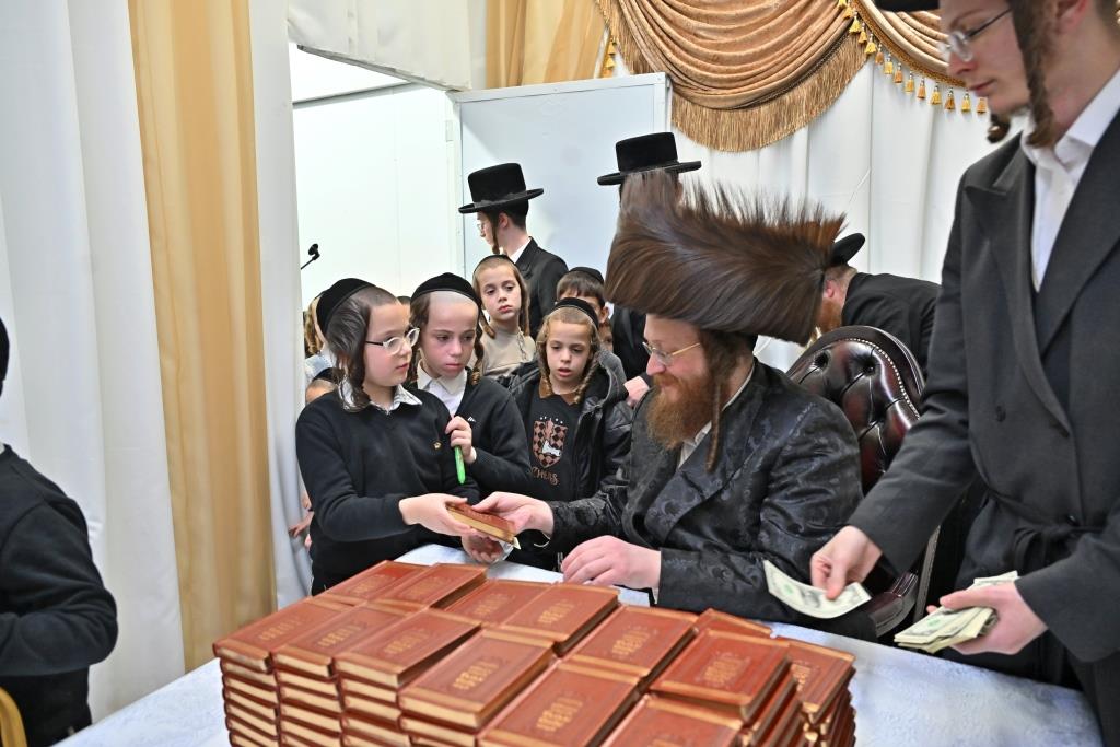 חנוכה בחצר הקודש ספינקא בית שמש