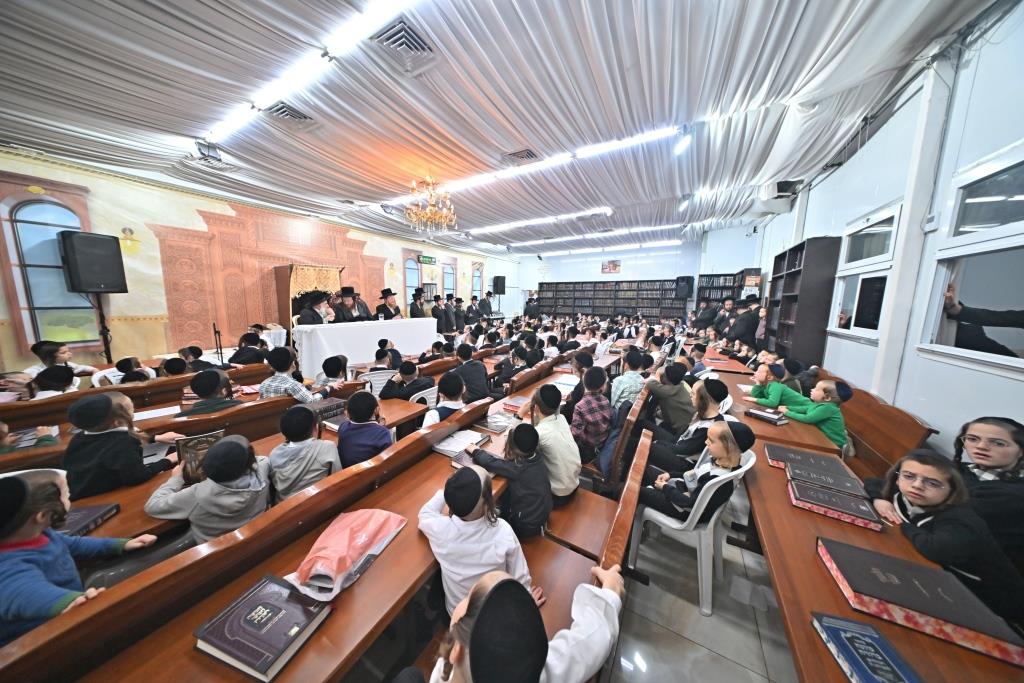 חנוכה בחצר הקודש ספינקא בית שמש