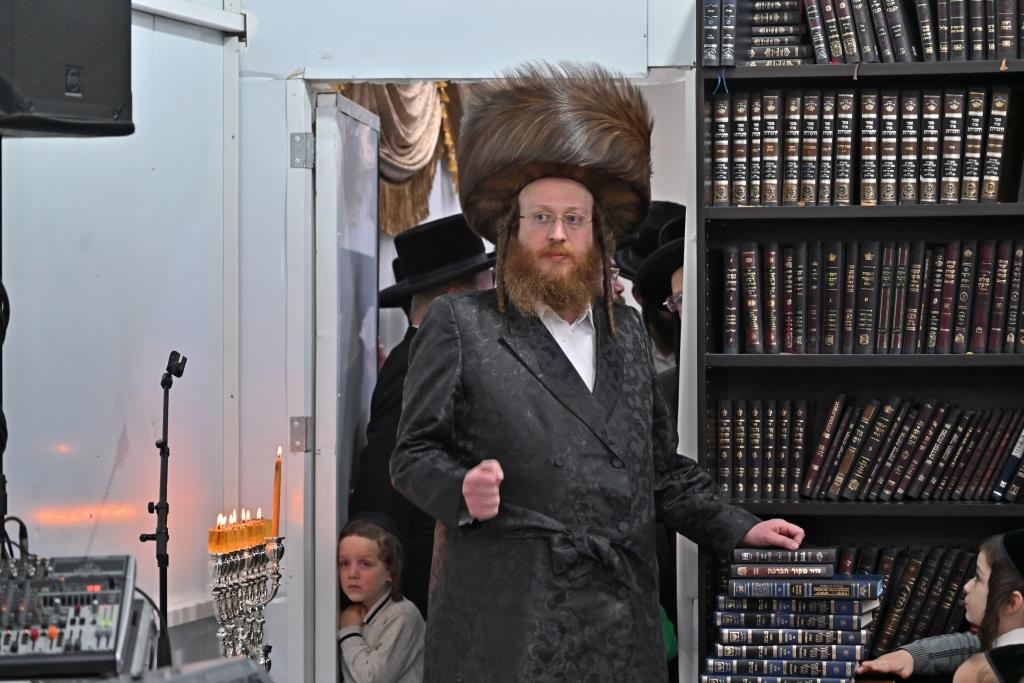 חנוכה בחצר הקודש ספינקא בית שמש