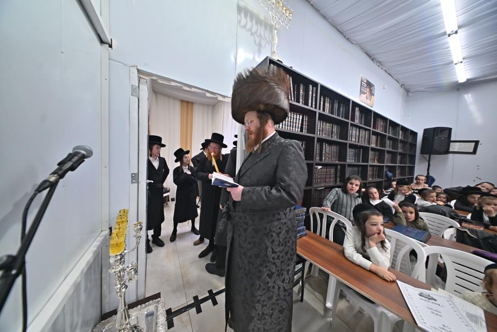 חנוכה בחצר הקודש ספינקא בית שמש