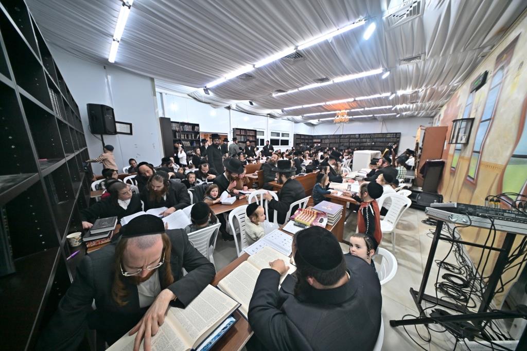 חנוכה בחצר הקודש ספינקא בית שמש