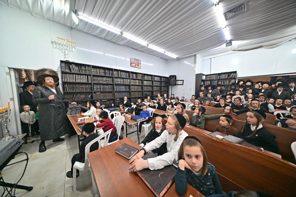 חנוכה בחצר הקודש ספינקא בית שמש