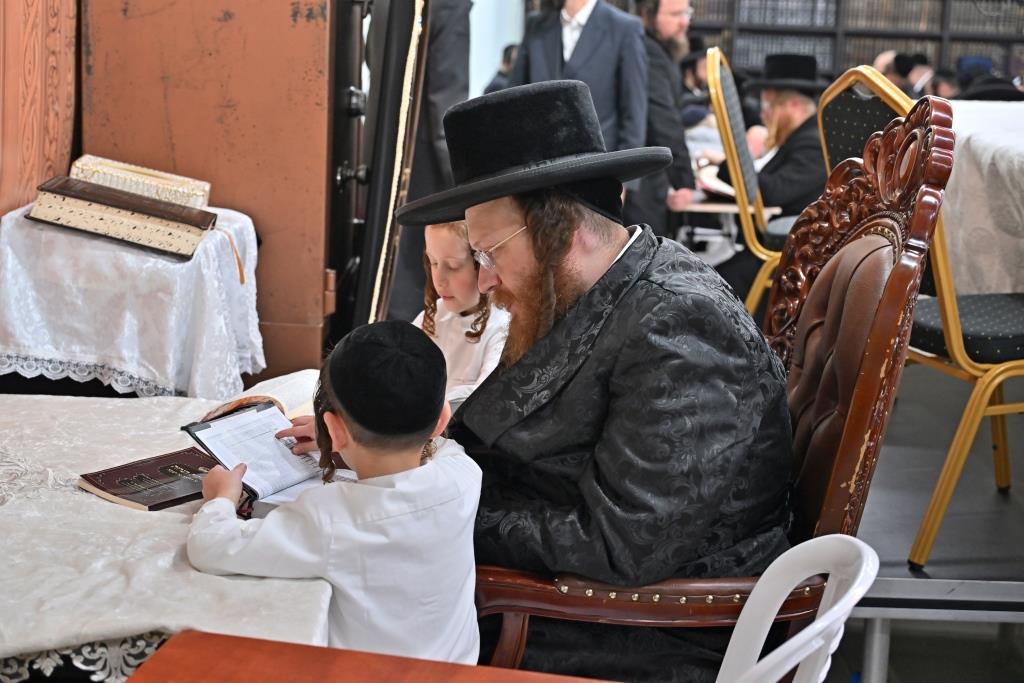 חנוכה בחצר הקודש ספינקא בית שמש