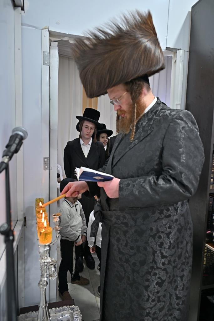 חנוכה בחצר הקודש ספינקא בית שמש