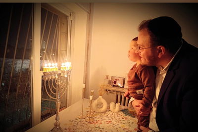 איש הנדל"ן משה רגובי שאושפז במצב קשה - חגג חנוכה עם משפחתו