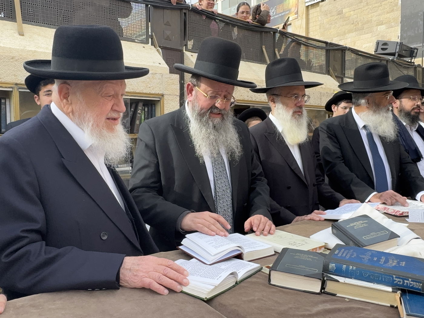 הגאון רבי עזרא בצרי בתפילה בכותל המערבי