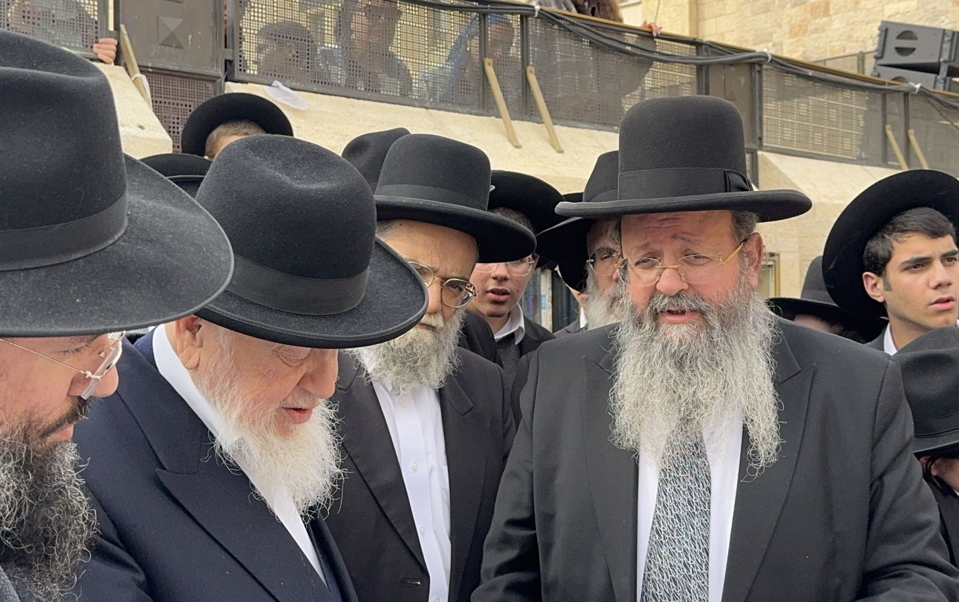 הגאון רבי עזרא בצרי בתפילה בכותל המערבי