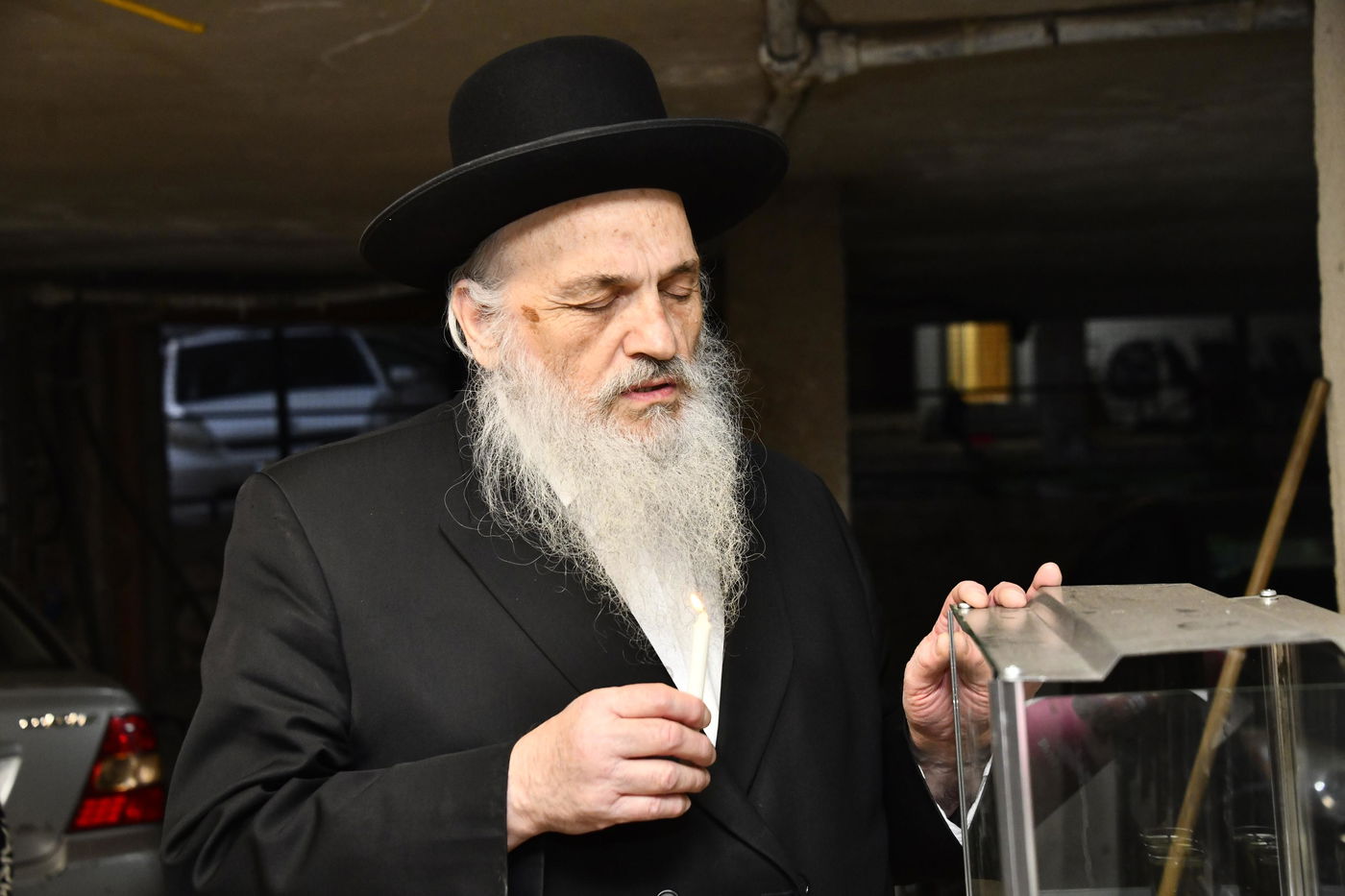 הגאון רבי חיים פיינשטיין בהדלקת נרות חנוכה