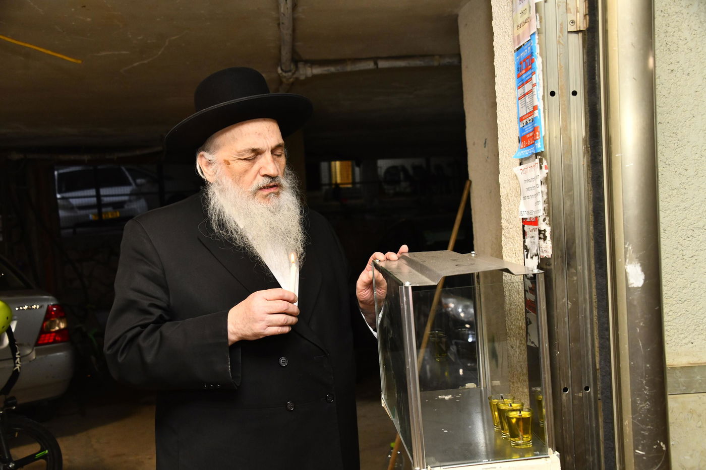 הגאון רבי חיים פיינשטיין בהדלקת נרות חנוכה