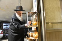 הגאון רבי חיים פיינשטיין בהדלקת נרות חנוכה