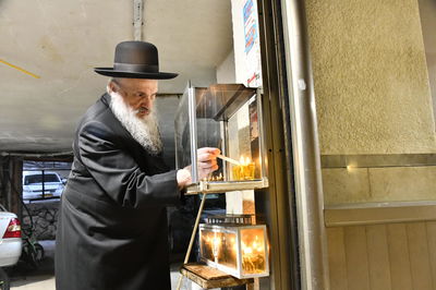 הגאון רבי חיים פיינשטיין בהדלקת נרות חנוכה