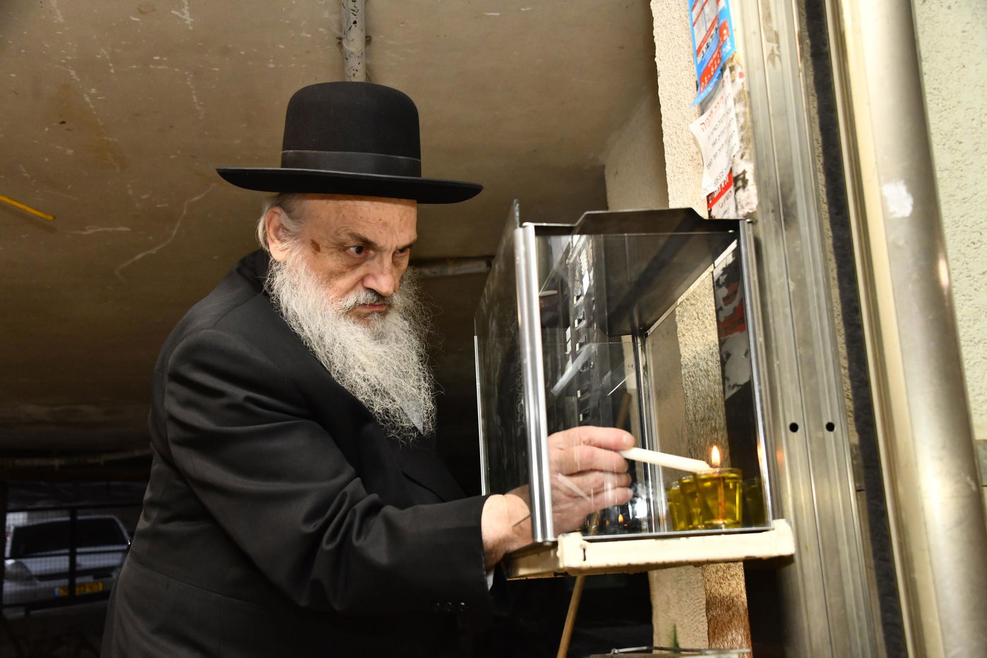 הגאון רבי חיים פיינשטיין בהדלקת נרות חנוכה