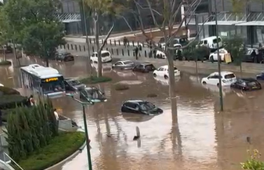 הגשם חזר ובגדול: רחובות נתניה נהפכו ל'נהר' תוך שעה | הגשם יתפשט לערים נוספות