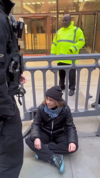 זו הסיבה למעצרה של גרטה בלונדון - ותיעוד מהאירוע המשפיל