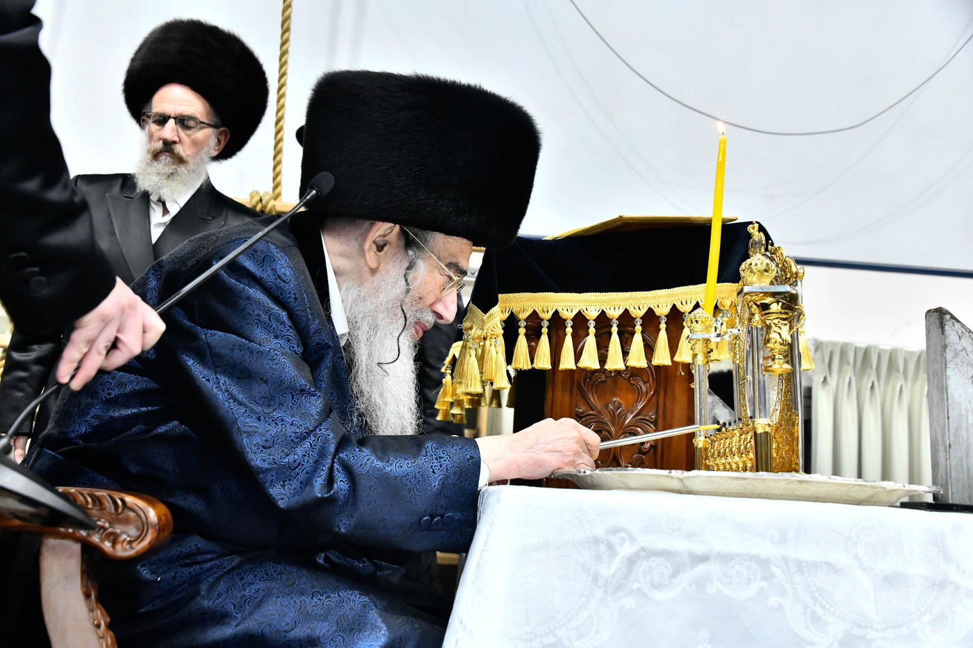 מוצאי שבת חנוכה בחצה"ק אלכסנדר